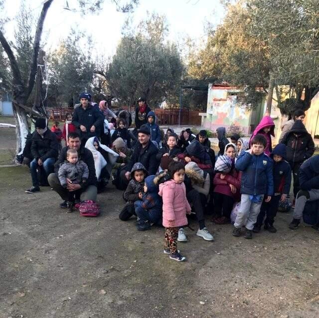 Kapalı kasa kamyondan 82 kaçak göçmen çıktı