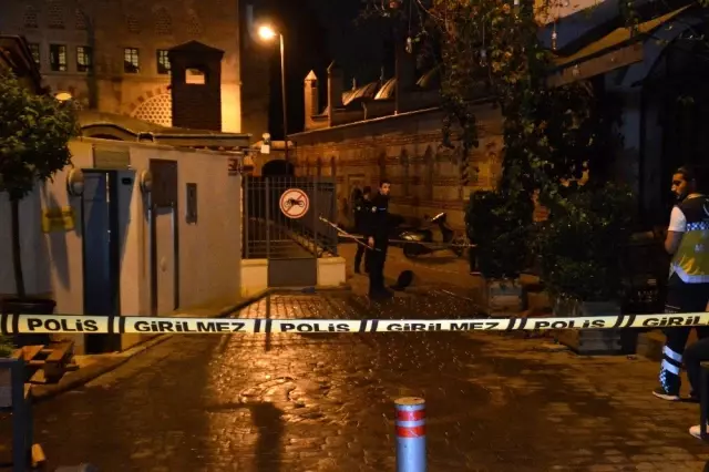 Karaköy'de cami yanında şüpheli erkek cesedi Karaköy'de cami yanında şüpheli erkek cesedi
