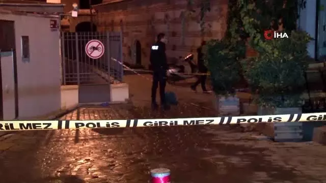 Karaköy'de cami yanında şüpheli erkek cesedi Karaköy'de cami yanında şüpheli erkek cesedi