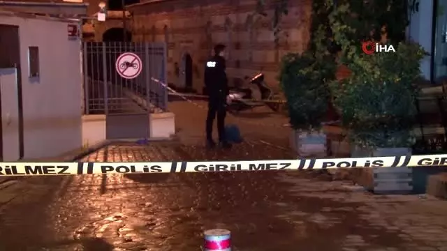 Karaköy'de cami yanında şüpheli erkek cesedi Karaköy'de cami yanında şüpheli erkek cesedi