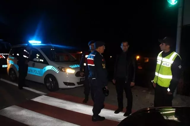 Kaymakam Abbasoğlu, gece yapılan yol uygulamasına katıldı Kaymakam Abbasoğlu, gece yapılan yol uygulamasına katıldı