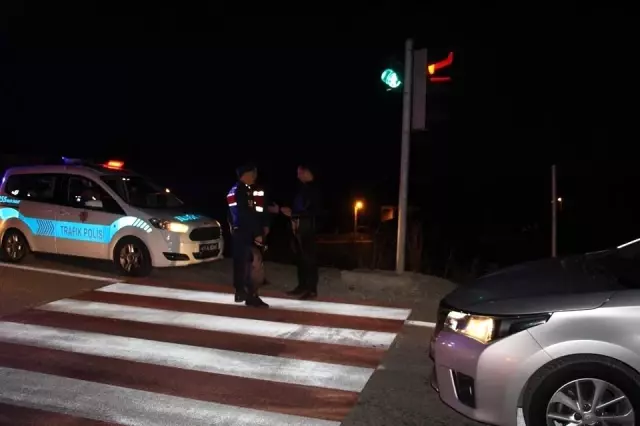 Kaymakam Abbasoğlu, gece yapılan yol uygulamasına katıldı Kaymakam Abbasoğlu, gece yapılan yol uygulamasına katıldı