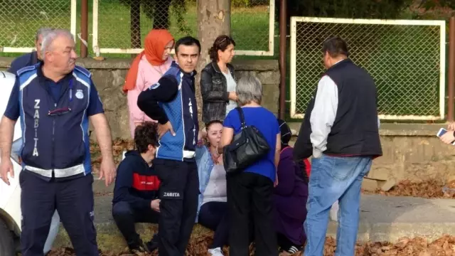 Kaza yapan sürücü kaldırıma oturup ağladı Kaza yapan sürücü kaldırıma oturup ağladı