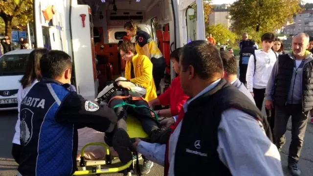 Kaza yapan sürücü kaldırıma oturup ağladı Kaza yapan sürücü kaldırıma oturup ağladı