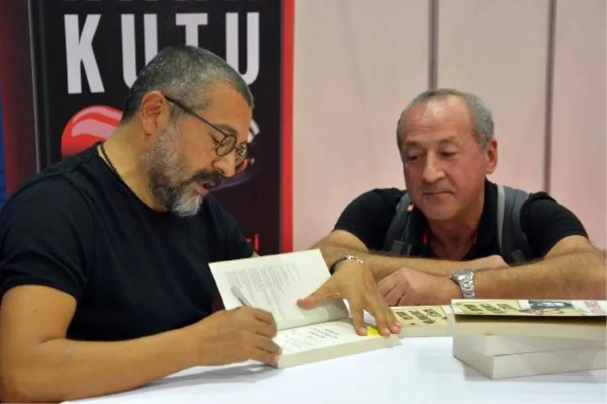 Kitap Fuarı'nda rekor imza Soner Yalçın'ın
