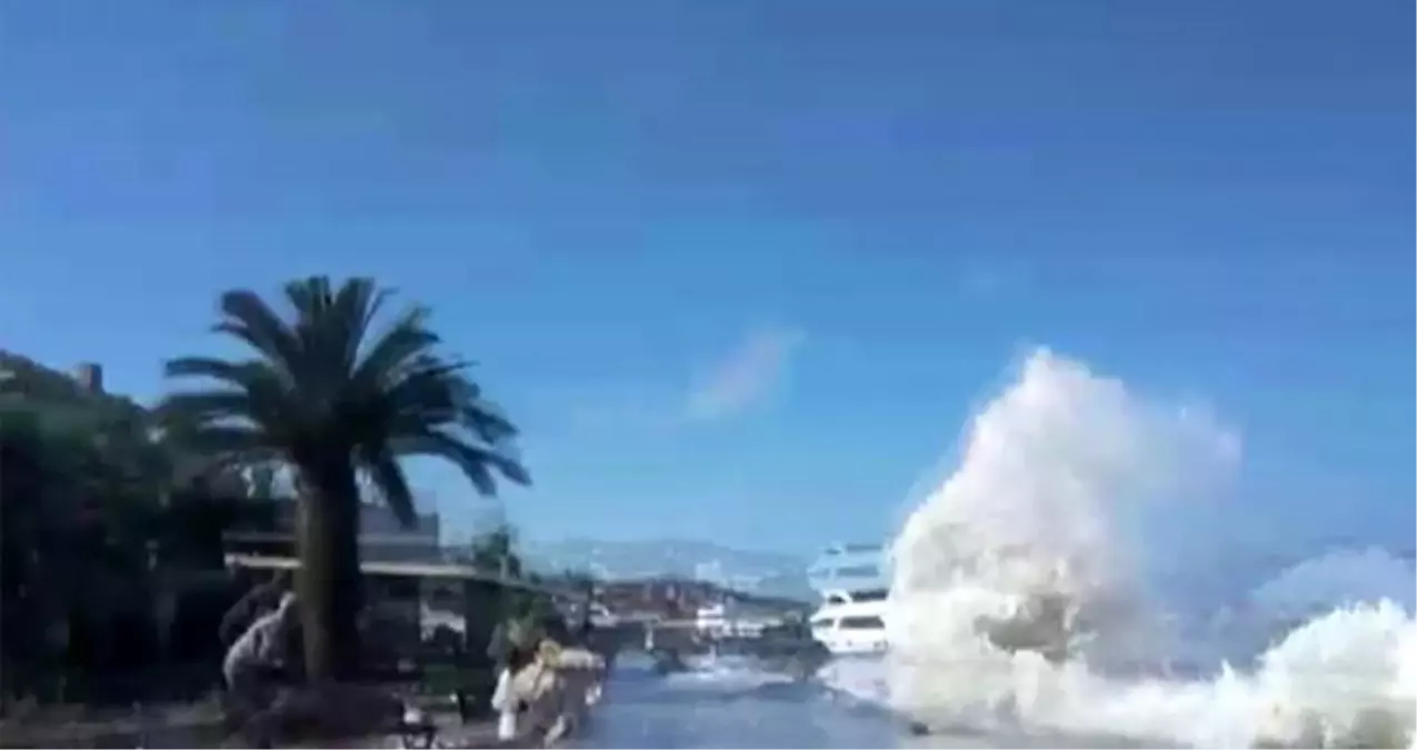 Kıyıya vuran dalgalar nedeniyle vatandaşlar ölümden döndü: Tsunami zannettim