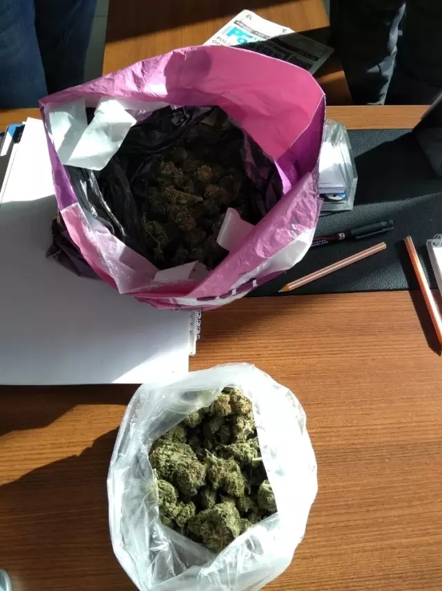 Konya'da yabancı plakalı tırda 3 kilo esrar yakalandı Konya'da yabancı plakalı tırda 3 kilo esrar yakalandı