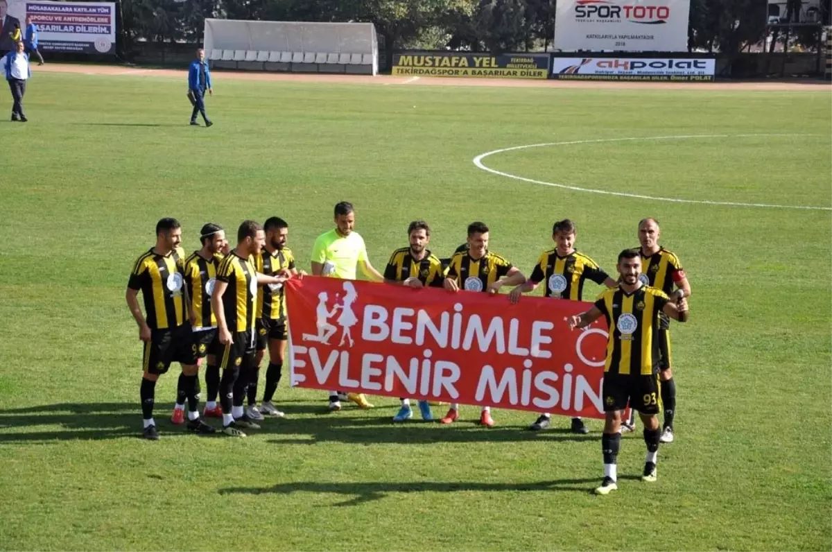 Maçta sürpriz evlenme teklifi