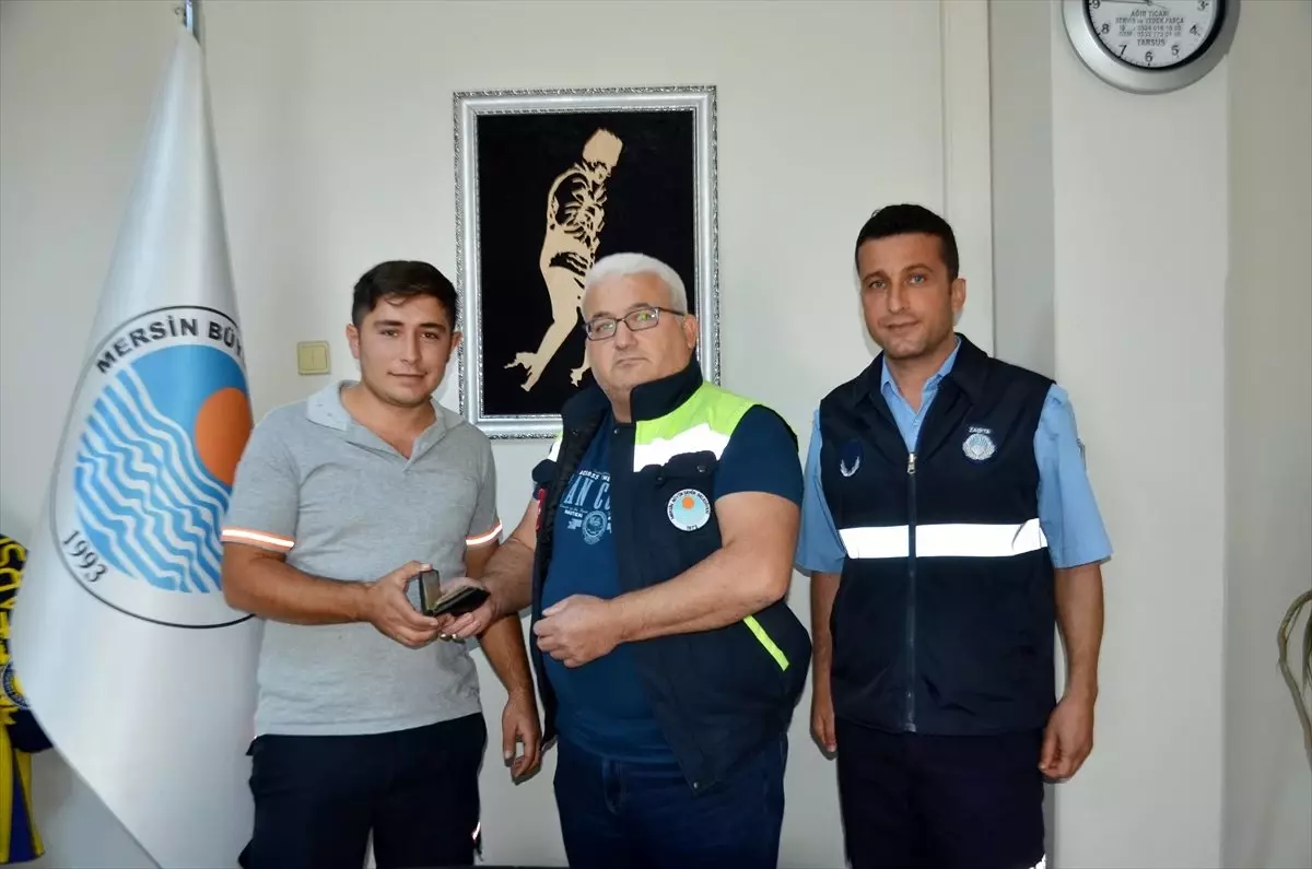 Mersin'de belediye personeli bulduğu cüzdanı sahibine ulaştırdı