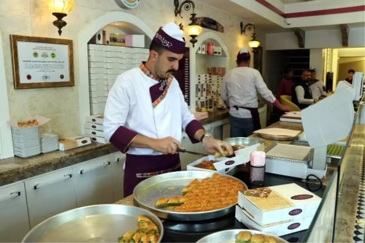 Onlarca baklavacıyı 'ucuz tepsi' tuzağıyla kandırdılar Onlarca baklavacıyı 'ucuz tepsi' tuzağıyla kandırdılar