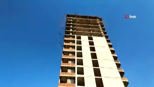 Parasızlıktan intihara kalkıştı, para saçtı Parasızlıktan intihara kalkıştı, para saçtı