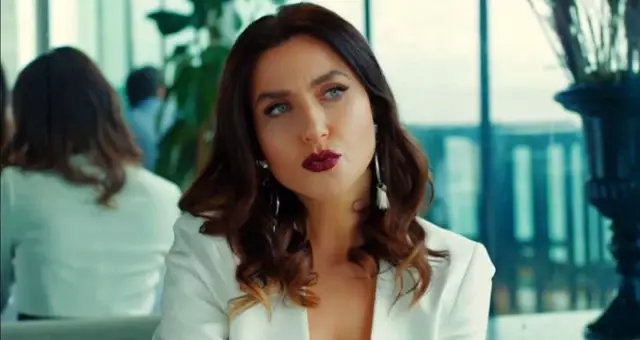 Şevval Şam, göğüs dekolteli elbisesiyle büyük dikkat çekecek