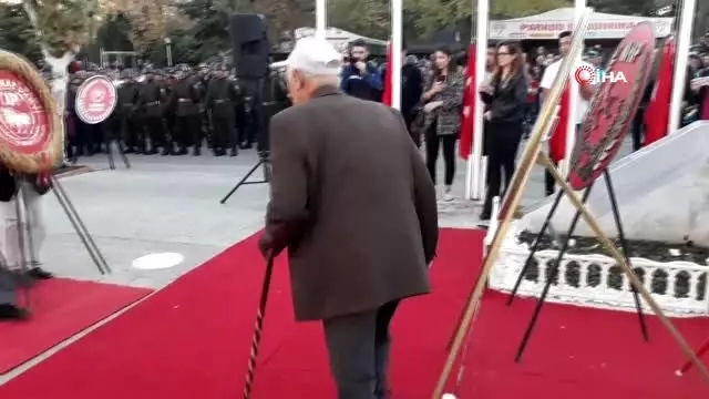 Tohumdan büyüttüğü çiçekleri her 10 Kasım'da Ata'sına götürüyor Tohumdan büyüttüğü çiçekleri her 10 Kasım'da Ata'sına götürüyor