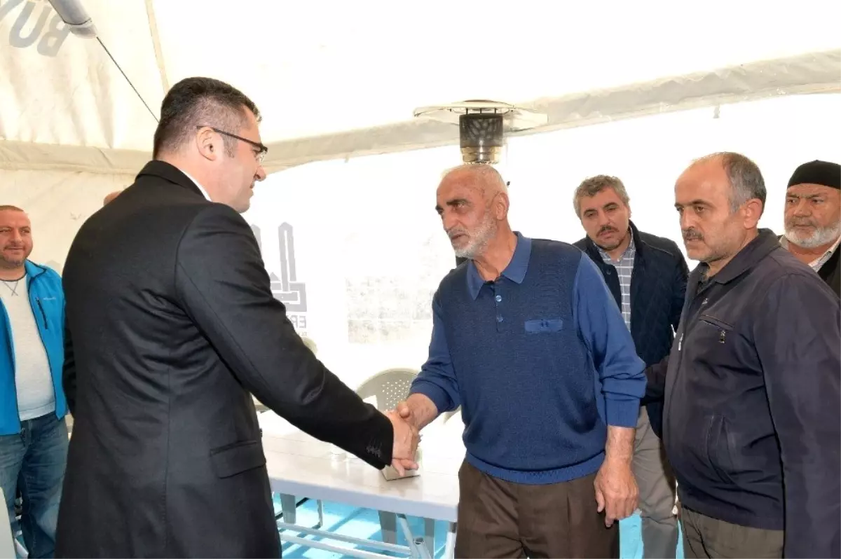 Vali Memiş, Antalya'daki evlerinde ölü bulunan 4 kişilik ailenin yakınlarına taziye ziyaretinde...