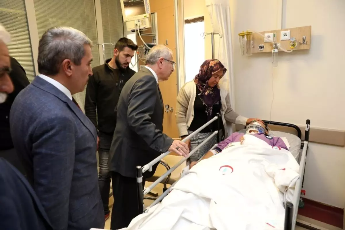 Vali Yaman, kazada yaralanan öğrencileri ziyaret etti