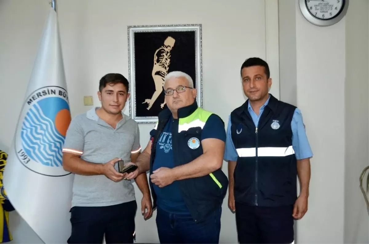 Vatandaşın düşürdüğü cüzdanı Büyükşehir personeli buldu
