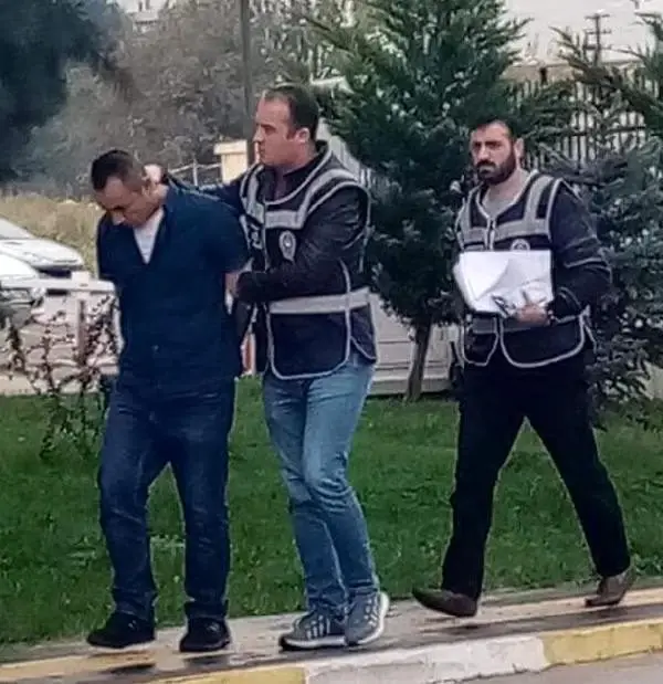 17 yaşındaki kıza çıplak fotoğraflarla şantaj yapan şahıs, polis tarafından yakalandı 17 yaşındaki kıza çıplak fotoğraflarla şantaj yapan şahıs, polis tarafından yakalandı