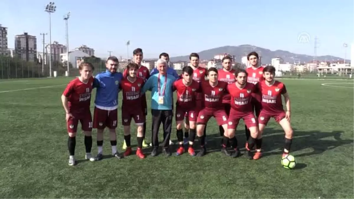 81 yaşındaki antrenör ilk günkü heyecanla yeşil sahalarda