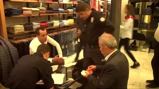 Adıyaman denediği ceketin cebinde unuttuğu cüzdanına 6 ay sonra kavuştu Adıyaman denediği ceketin cebinde unuttuğu cüzdanına 6 ay sonra kavuştu