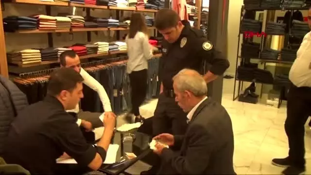 Adıyaman denediği ceketin cebinde unuttuğu cüzdanına 6 ay sonra kavuştu Adıyaman denediği ceketin cebinde unuttuğu cüzdanına 6 ay sonra kavuştu