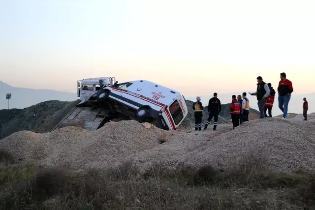 Ambulans taşıyan çekici yol kenarına uçtu: 1 yaralı Ambulans taşıyan çekici yol kenarına uçtu: 1 yaralı
