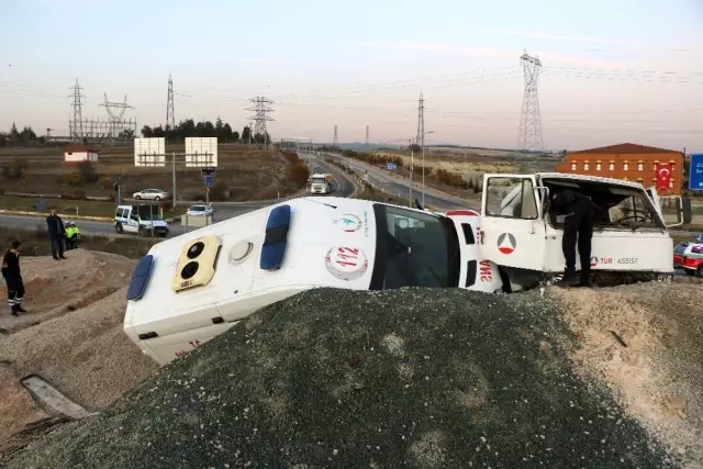 Ambulans taşıyan çekici yol kenarına uçtu: 1 yaralı Ambulans taşıyan çekici yol kenarına uçtu: 1 yaralı