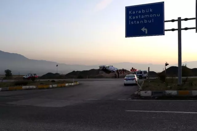 Ambulans taşıyan çekici yol kenarına uçtu: 1 yaralı Ambulans taşıyan çekici yol kenarına uçtu: 1 yaralı