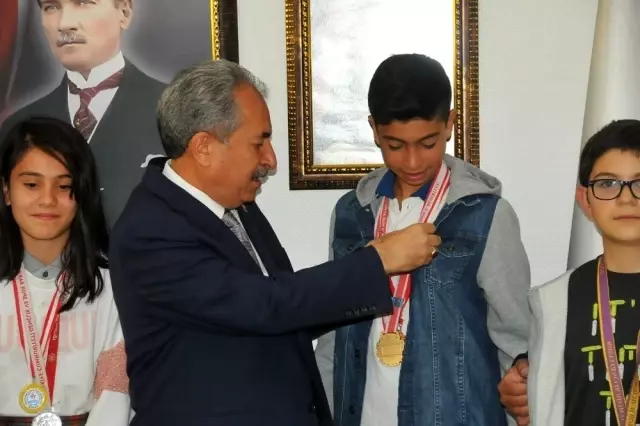 Başkan Akkaya'dan şampiyon sporcuya altın Başkan Akkaya'dan şampiyon sporcuya altın