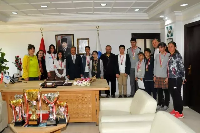Başkan Akkaya'dan şampiyon sporcuya altın Başkan Akkaya'dan şampiyon sporcuya altın