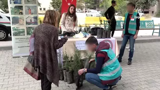 Denetimli serbestlik yükümlüleri tarafından 500 fidan dağıtıldı Denetimli serbestlik yükümlüleri tarafından 500 fidan dağıtıldı