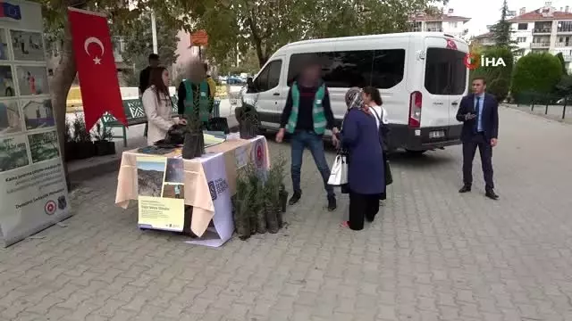 Denetimli serbestlik yükümlüleri tarafından 500 fidan dağıtıldı Denetimli serbestlik yükümlüleri tarafından 500 fidan dağıtıldı