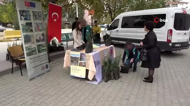 Denetimli serbestlik yükümlüleri tarafından 500 fidan dağıtıldı Denetimli serbestlik yükümlüleri tarafından 500 fidan dağıtıldı