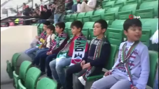 Diyarbakırspor'un taraftar grubu otizmli çocukları statta ağırladı Diyarbakırspor'un taraftar grubu otizmli çocukları statta ağırladı