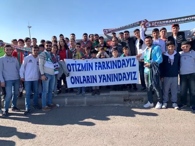 Diyarbakırspor'un taraftar grubu otizmli çocukları statta ağırladı Diyarbakırspor'un taraftar grubu otizmli çocukları statta ağırladı