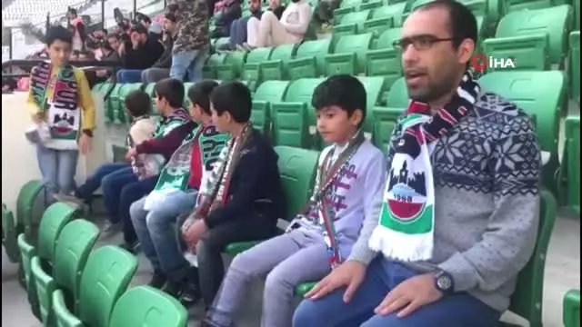 Diyarbakırspor'un taraftar grubu otizmli çocukları statta ağırladı Diyarbakırspor'un taraftar grubu otizmli çocukları statta ağırladı
