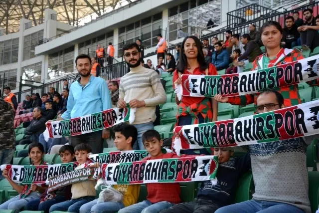 Diyarbakırspor'un taraftar grubu otizmli çocukları statta ağırladı Diyarbakırspor'un taraftar grubu otizmli çocukları statta ağırladı