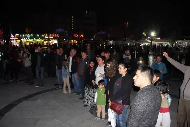 Düzce depreminde hayatını kaybedenler anıldı Düzce depreminde hayatını kaybedenler anıldı