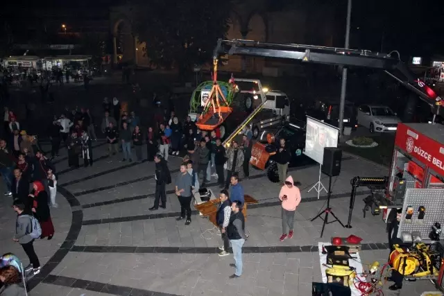 Düzce depreminde hayatını kaybedenler anıldı Düzce depreminde hayatını kaybedenler anıldı