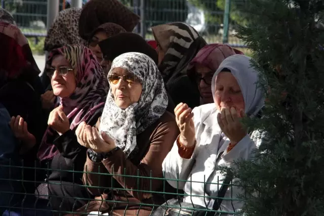 Düzce depreminin 20. yılında hayatını kaybedenler anıldı