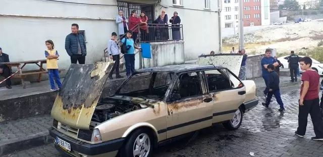 Elektrik kontağından çıkan yangın arabayı kül etti Elektrik kontağından çıkan yangın arabayı kül etti