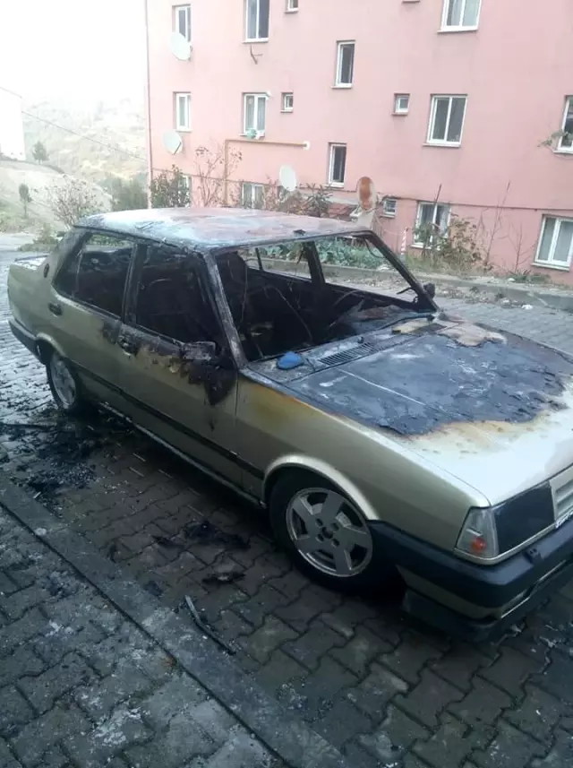 Elektrik kontağından çıkan yangın arabayı kül etti Elektrik kontağından çıkan yangın arabayı kül etti