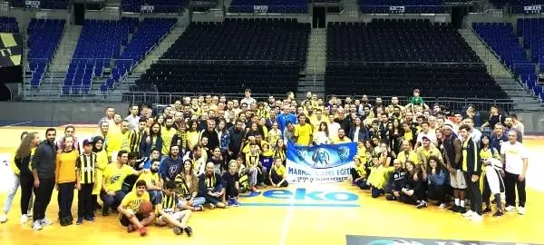 Fenerbahçe Beko'ya taraftarlardan moral ziyareti Fenerbahçe Beko'ya taraftarlardan moral ziyareti