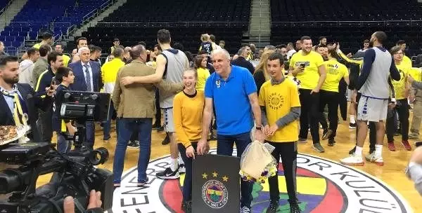 Fenerbahçe Beko'ya taraftarlardan moral ziyareti Fenerbahçe Beko'ya taraftarlardan moral ziyareti