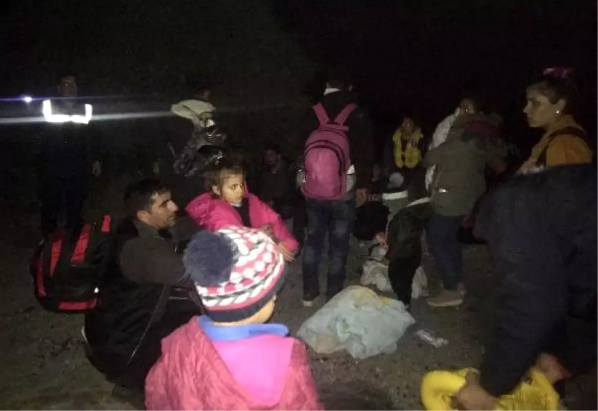 Foça ve Dikili'de 126 kaçak göçmen ile 10 organizatör yakalandı