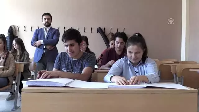 Görme engelli öğrencisi için Braille nota sistemini öğrendi - AFYONKARAHİSAR Görme engelli öğrencisi için Braille nota sistemini öğrendi - AFYONKARAHİSAR