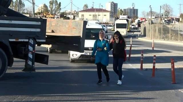 Hafriyat kamyonlarının kullandığı yolda, öğrencilerin tehlikeli yolculuğu