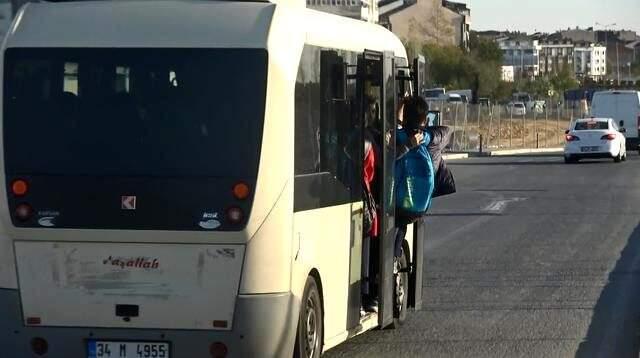 Hafriyat kamyonlarının kullandığı yolda, öğrencilerin tehlikeli yolculuğu