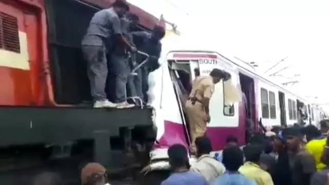 - Hindistan'da iki tren çarpıştı: 12 yaralı