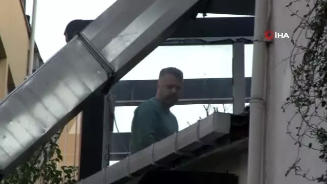 İngiliz ajan James Le Mesurier'in düştüğü binanın çatısında inceleme İngiliz ajan James Le Mesurier'in düştüğü binanın çatısında inceleme