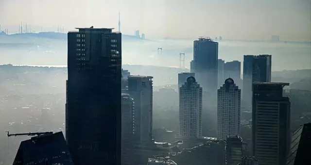 İstanbul'daki sis manzaralarında yüksek binalar dikkat çekti İstanbul'daki sis manzaralarında yüksek binalar dikkat çekti